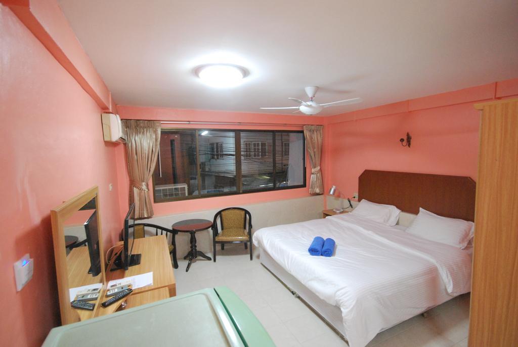 Kingfisher House & Bar Pattaya ภายนอก รูปภาพ